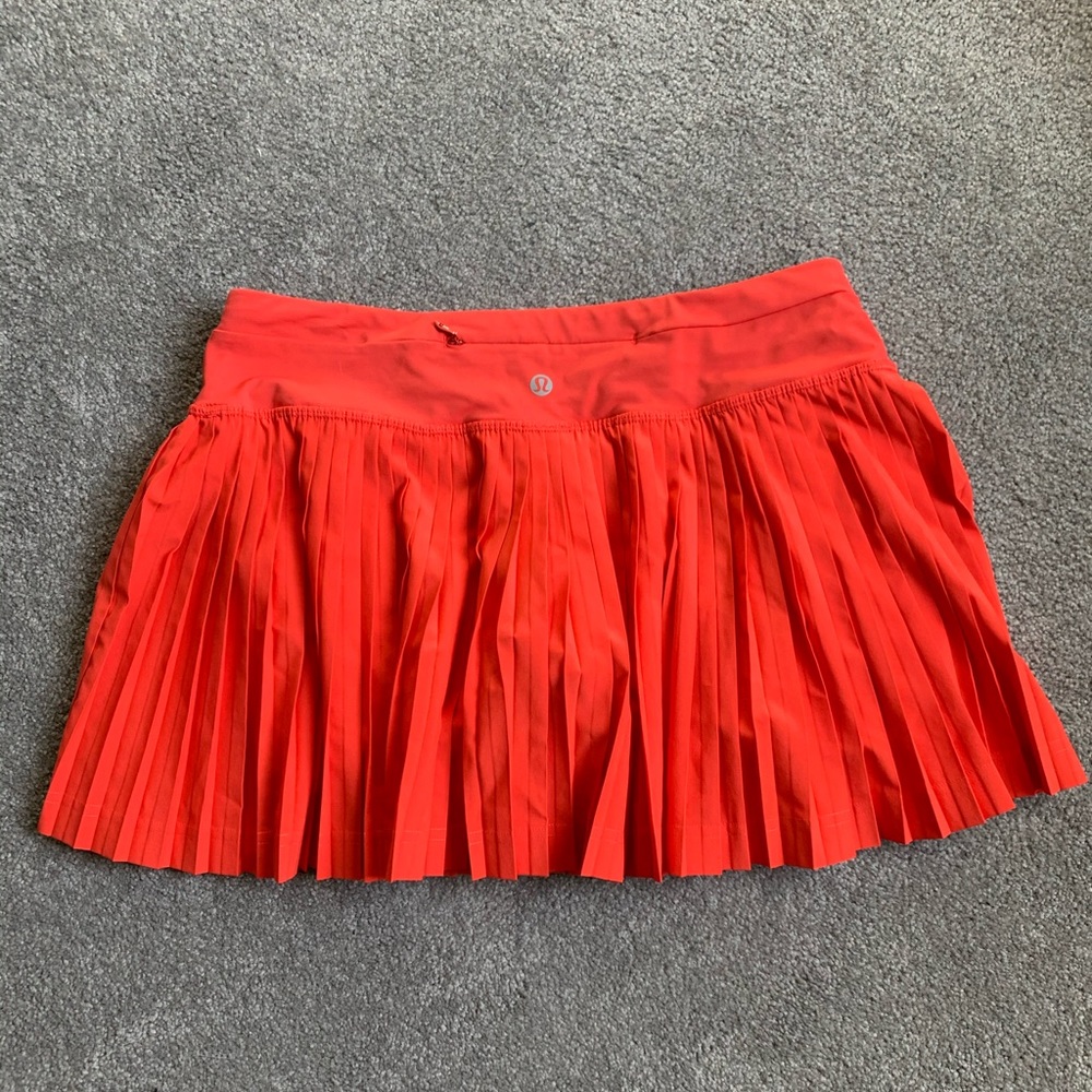 Lululemon Pleat to street (color-alarming)
